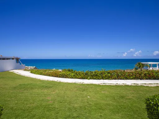 Villa de 4 habitaciones frente al océano.