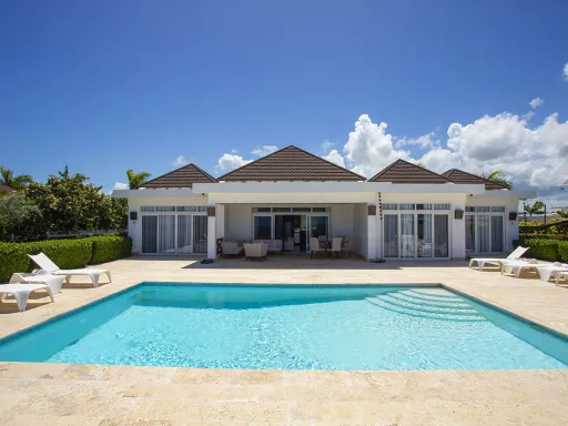 Villa de 4 habitaciones frente al océano.