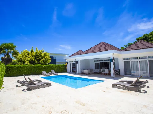 Three-bedroom villa on the second line