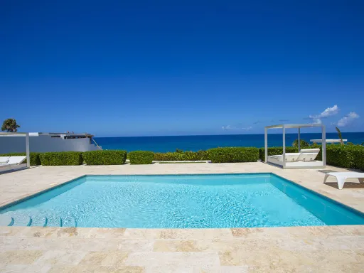 Villa de 4 habitaciones frente al océano.